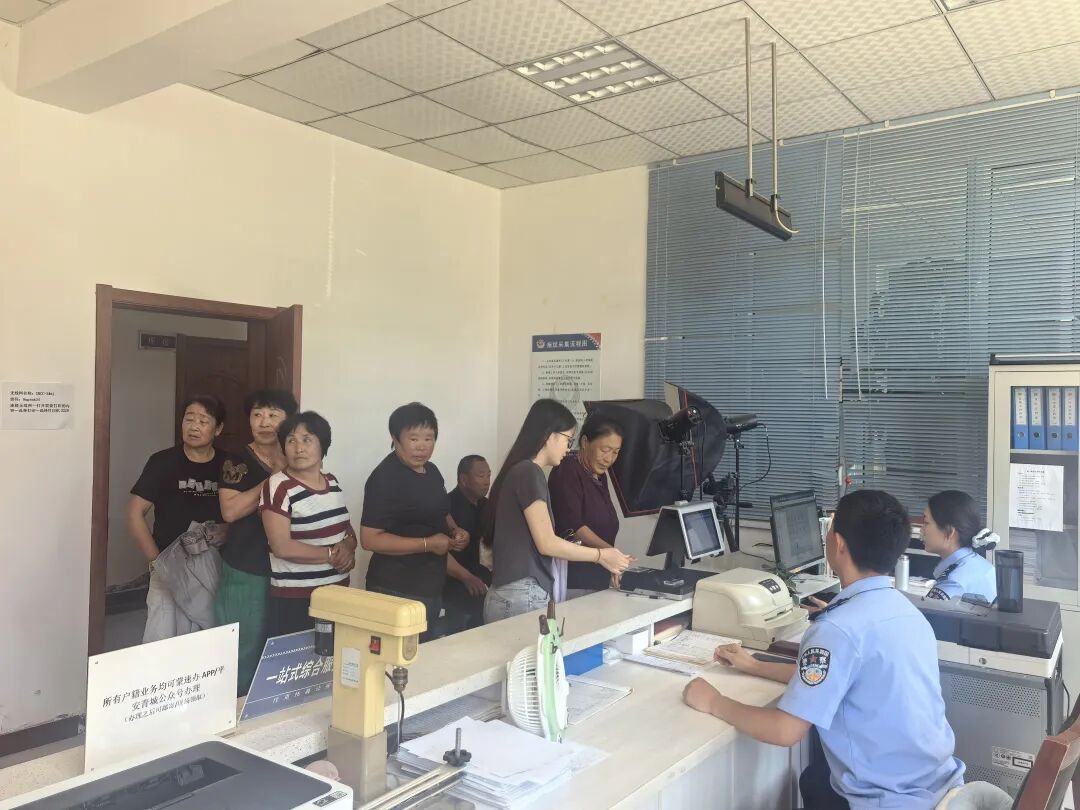 延时服务暖民心 高效办证解民忧